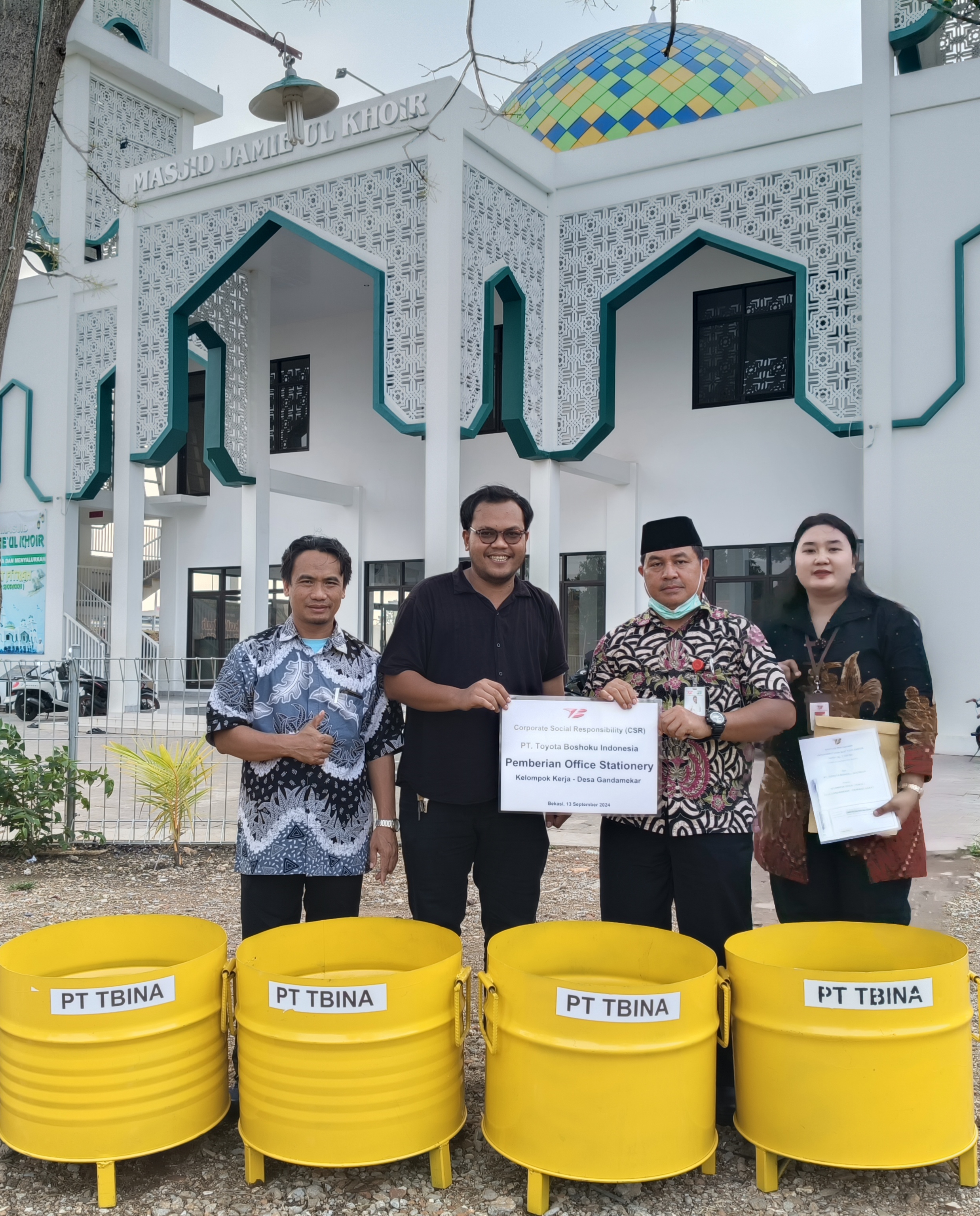 CSR Pemberian Office Stationery dan Tempat Sampah